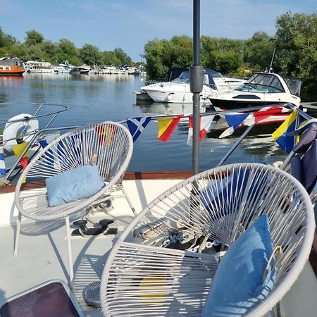 Traditional Boat Hotel Thorpe  Exterior photo
